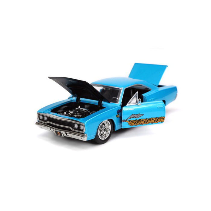 Set Looney Tunes Road Runner Masinuta Metalica  1970 Plymouth Scara 1:24 si Figurina Wile E Coyote