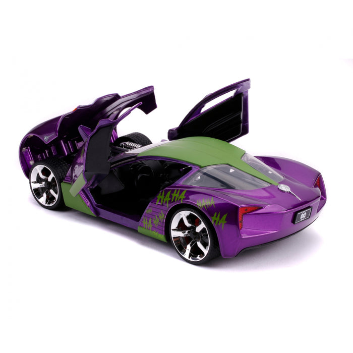 Set Masinuta Metalica Chevy Corvette Stingray 2009 si Figurina Joker Scara 1:24